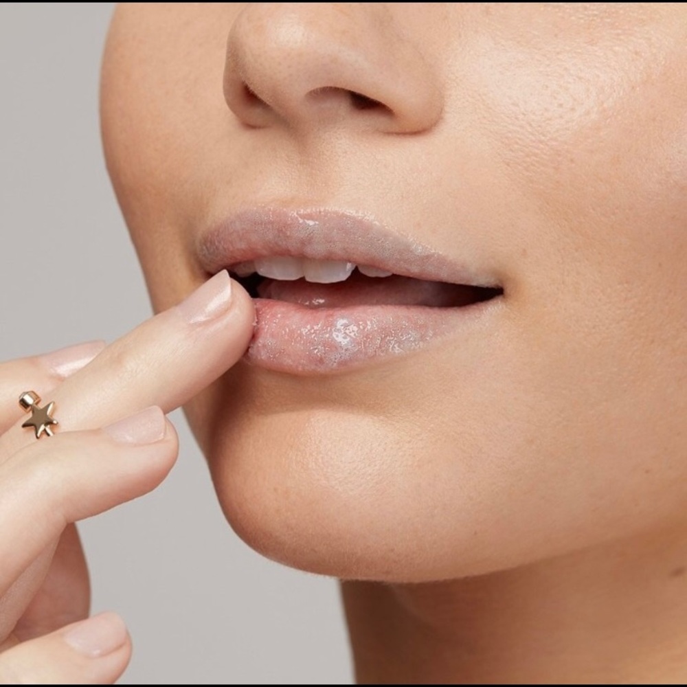 🌟$5 BECCA hydra-light Smoothing lip scrub